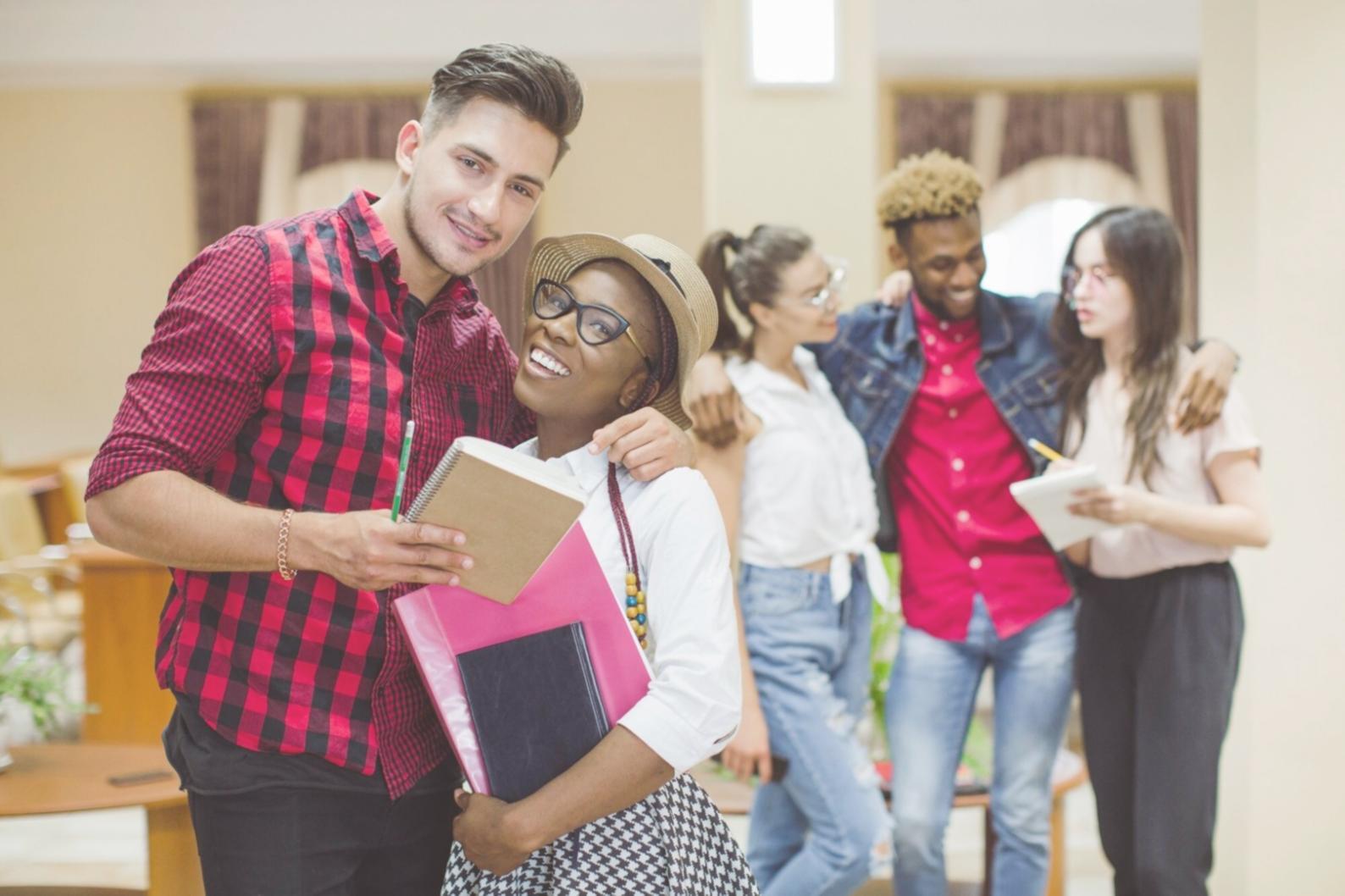 Gruppo di persone che collaborano in un ambiente di apprendimento